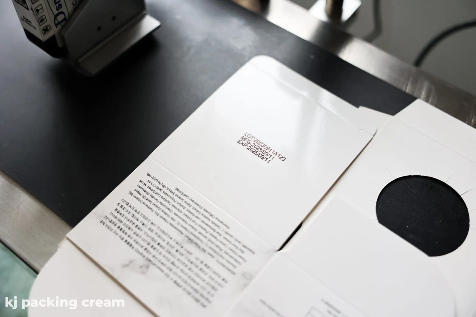 ยิงวันผลิตและวันหมดอายุลงบนบรรจุภัณฑ์ — KJ Packing Cream